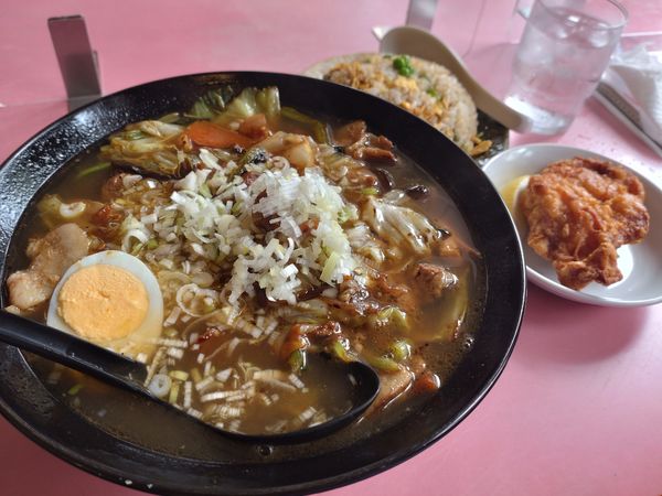 「スタミナラーメン　半チャーハン唐揚げセット」@魁飯店の写真