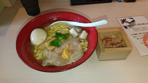 「真鯛とマグロ節天然塩そば熟玉のせ（1040円）大盛り（100円）」@だし廊 BUSHIの写真