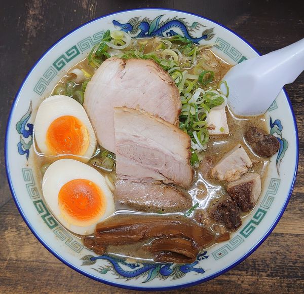 「こく煮干し+味玉+角切りチャーシュー+ネギ(1250円)」@長尾中華そば 青森駅前店の写真