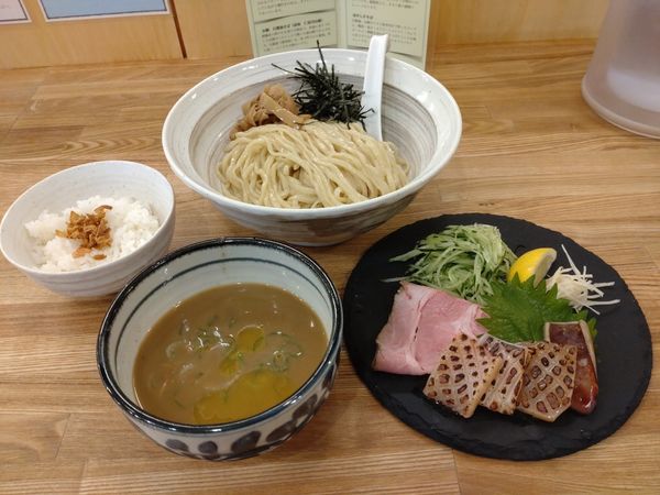 「季節限定　烏賊肝と煮干しのつけそば　ごはん割り付き」@中華そば きなりの写真