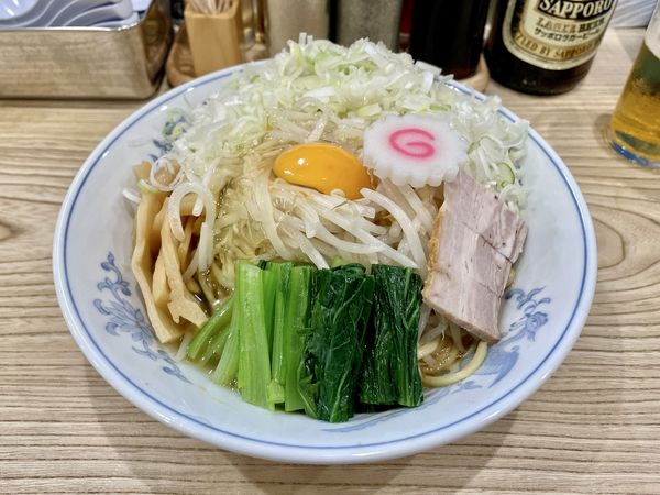 「サッポロ赤星２本＋賄い焼豚皿→油そば＋葱＋青菜＋生卵」@らーめん 高尾の写真