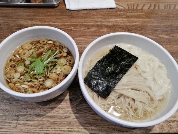 「醤油のつけそば(小)900円　ワンタン皮　100円」@Tomboの写真