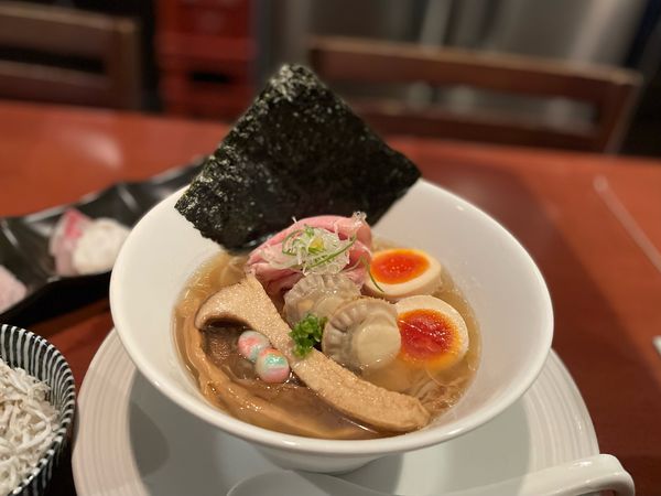 「【限定】冷やしらぁ麺（真昆布水×陸奥湾産帆立出汁）¥1300」@酒肴場 屯の写真
