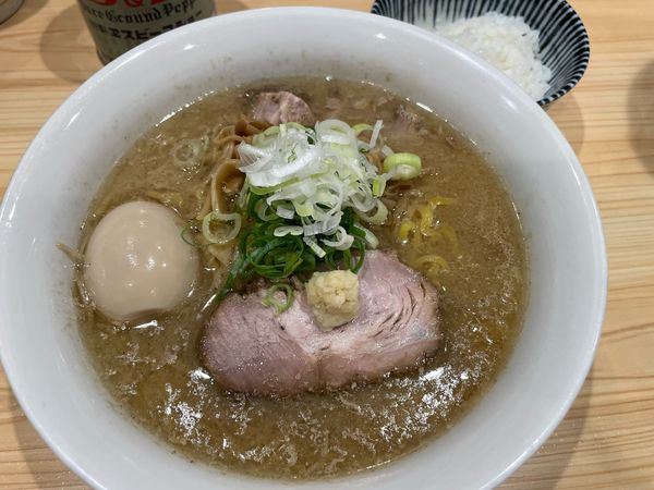 「味噌らーめん(¥900)煮玉子、ちょこっとごはん」@三ん寅の写真