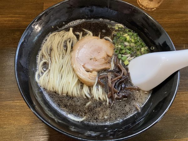 「黒　ラーメン」@TONKOTSU MANIの写真