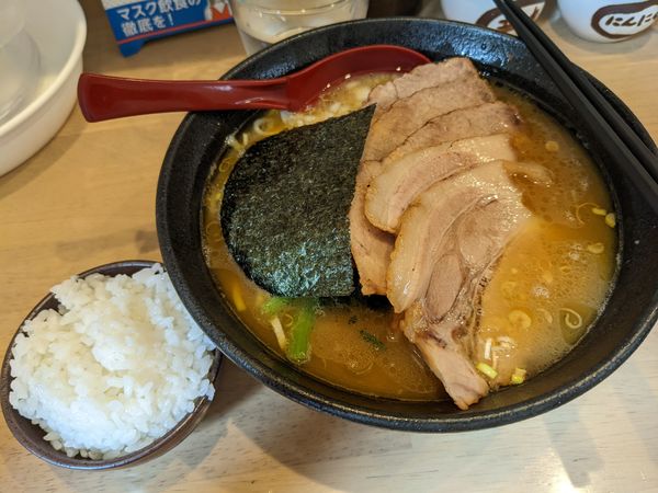 「チャーシュー豚骨醤油ラーメン+一口ライス」@とんこつラーメン凰櫻の写真