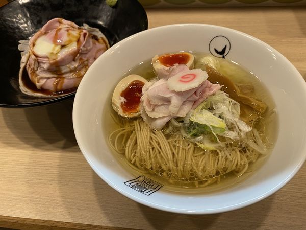 「特製塩ラーメン＋日替わり土鍋ご飯」@鶯屋の写真
