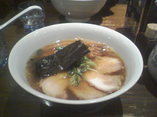 「醤油らぁ麺 990円」@支那そばや 新横浜ラーメン博物館店の写真
