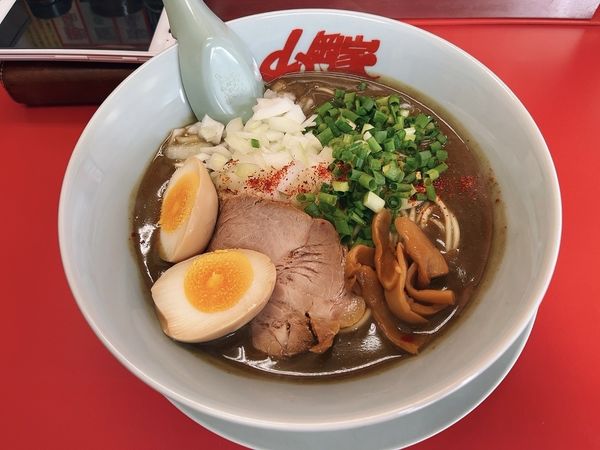 「鬼煮干しラーメン＋味玉」@山岡家 成田飯仲店の写真