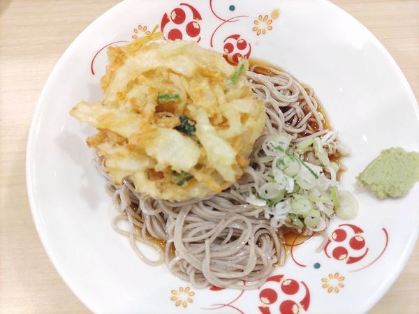 「冷やしかき揚げそば」@いろり庵きらく 亀戸店の写真