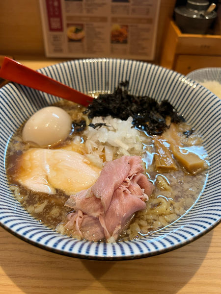 「背脂醤油ラーメン味玉　980円」@焼きあご塩らー麺 たかはし 恵比寿店の写真