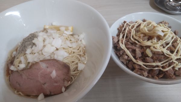 「油そば450円　豚めし（麺とセットで150円）」@寺カフェ 中華そば水加美の写真