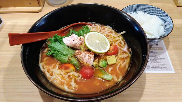 「【限定】ホットチリトマトらー麺+ライス(アプリクーポン)」@焼きあご塩らー麺 たかはし 恵比寿店の写真