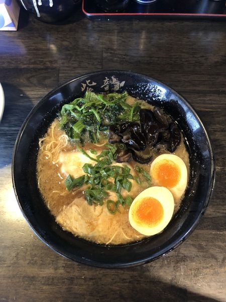 「紫龍ラーメン（細麺）＋ほうれん草、きくらげ、味玉」@城南らーめん 紫龍 旗の台本店の写真