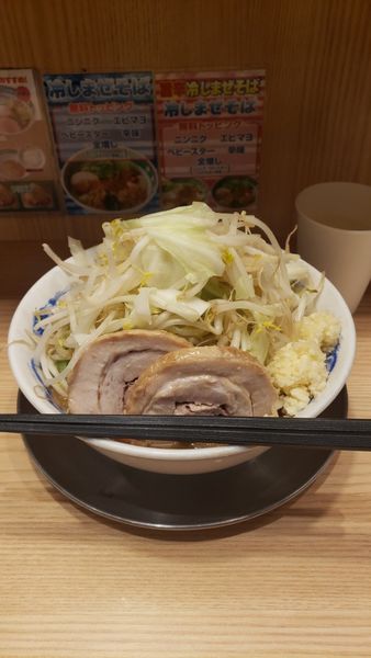 「豚玉ラーメン野菜増しニンニクダブル」@ジャンクガレッジ ふじみ野駅前店の写真