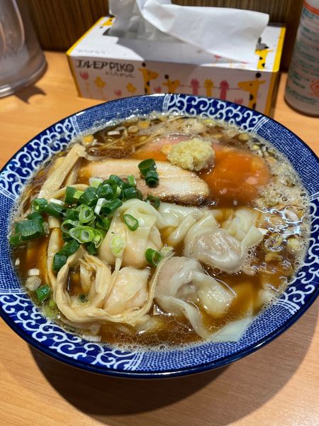 「ワンタン中華そば黒だし大盛り」@中華そば 虎桜の写真