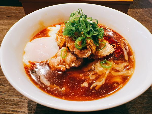 「油淋鶏オンザ辛い冷やしらーめん」@らーめん楓の写真