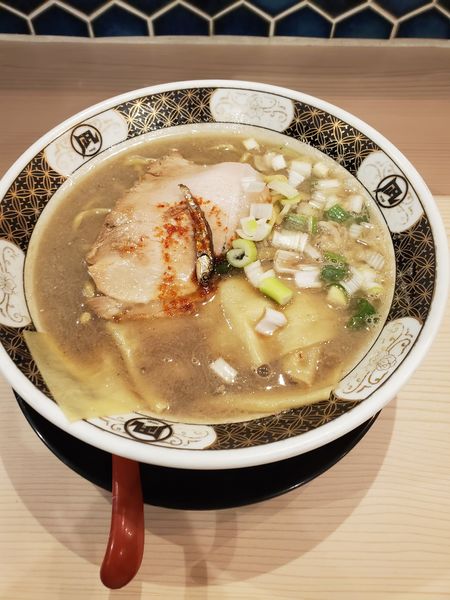 「凄い！煮干しらー麺　醤油」@鮨とラーメン うおがしや 鶴屋町店の写真
