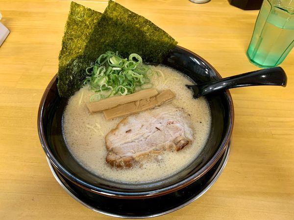 「白豚骨ラーメン770円替玉180円」@麺家りょうま本堂の写真