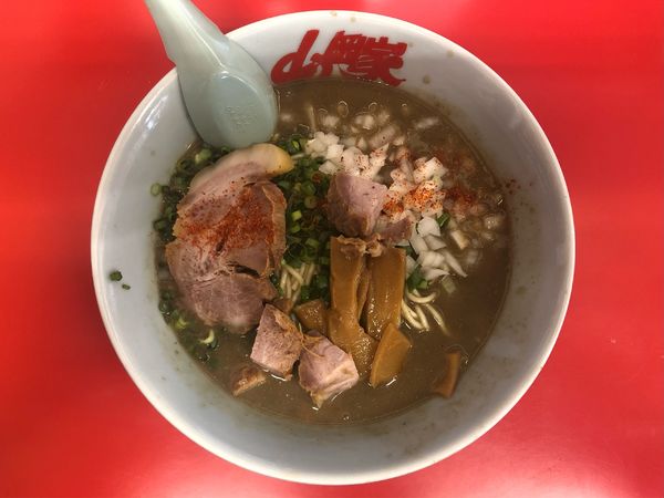 「鬼煮干しラーメン＋コロチャーシュー（6個）増し」@ラーメン山岡家 谷田部店の写真