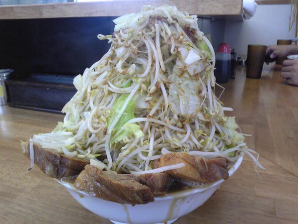 「ラーメン（大）豚 野菜マシマシ」@マキシマムザラーメン 初代 極の写真