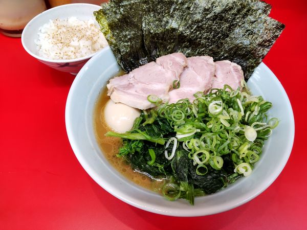 「朝ラー、のり×２、チャー３枚、ほうれん草」@横浜ラーメン 武蔵家 大井町店の写真