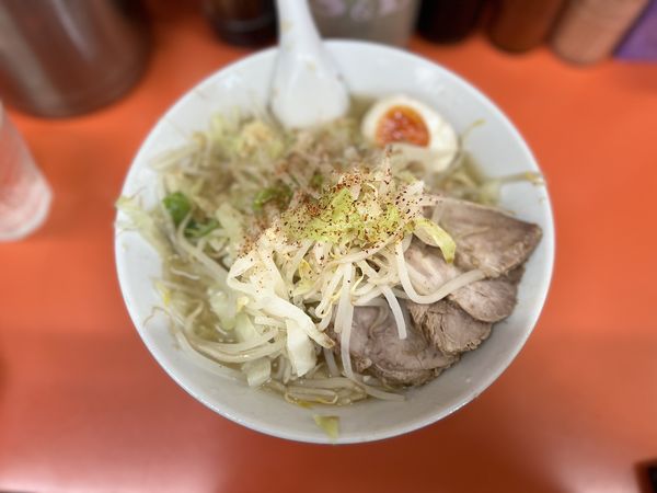 「豚入り塩らーめん(ニンニク少し.アブラ)1050円」@らーめん いごっそうの写真