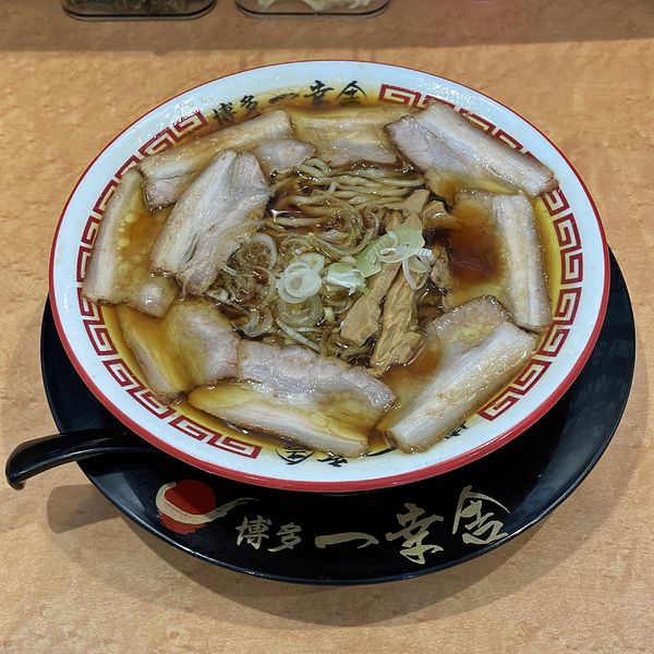 「肉盛り中華そば」@博多 一幸舎 博多駅筑紫口店の写真