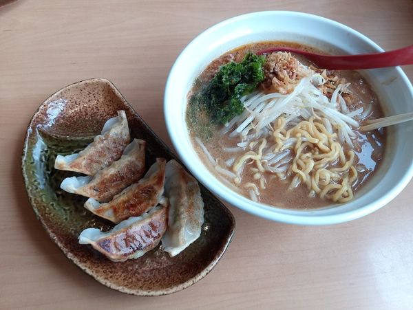 「餃子360円(クーポンで無料)伊勢味噌ラーメン840円」@麺場 龍吟の写真