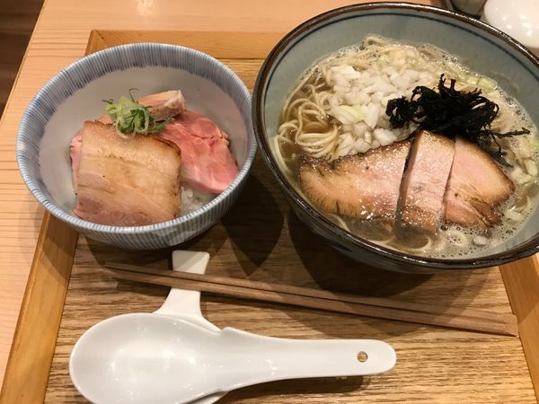 「いりこ蕎麦＋肉ご飯」@中華蕎麦 時雨の写真