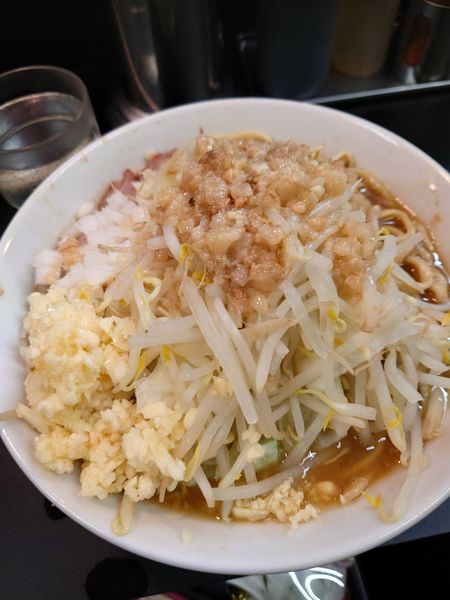 「ミニぶた(あぶらにんにくマシマシたまねぎ)」@豚ラーメン 蕨店の写真