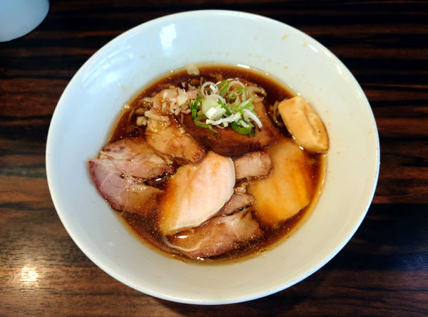 「アジ煮干中華そば+肉増しx2」@中華そば 梟の写真