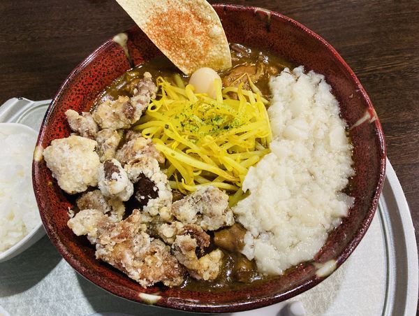 「モツカレーサマー(背脂)＋プレモツ用モツ唐揚げ＋RTライス」@らー神 心温の写真