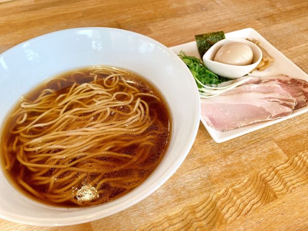 「正油ラーメン+得性全のせ」@湖麺屋 Reel Cafeの写真