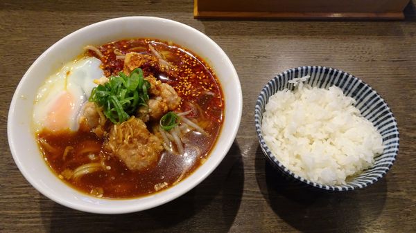「油淋鶏オンザ辛い冷やしらーめん＋麺大もり＋ごはん」@らーめん楓の写真