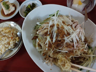 「ランチ週替り：棒々鶏冷麺＋半チャーハン(650)」@金麟の写真