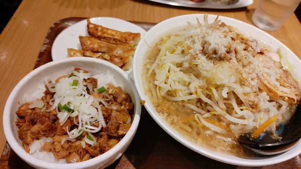 「直久郎・麺大盛・チャーシュー飯・焼餃子 ￥1,820」@麺処直久 新橋店の写真