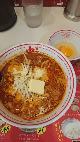 「北極+粉チーズ+バター+サービス生卵」@蒙古タンメン 中本 大宮店の写真