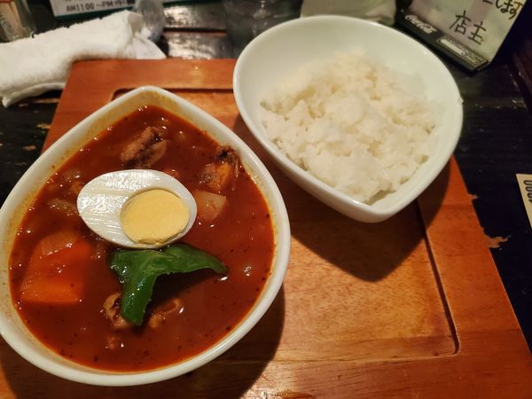 「赤のチキンカレー辛さ２倍１２００円」@スープカレー屋 鴻 神田神保町店の写真