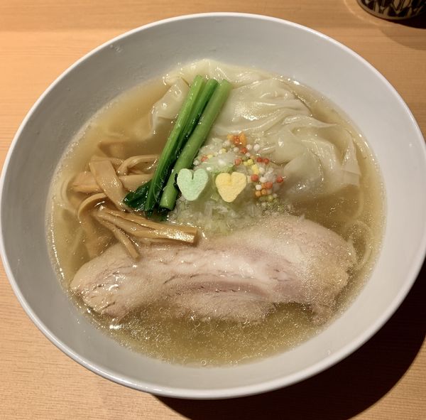 「わんたん塩らぁ麺1400円」@らぁ麺 恋泥棒の写真