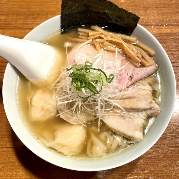 「【限定】超極太もちもち手揉み麺の特製海老わんたん麺 塩」@寿製麺よしかわ 川越店の写真