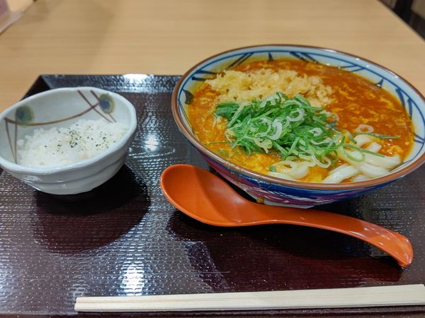 「トマたまカレーうどん(並盛)690円」@丸亀製麺 イーサイト高崎店の写真
