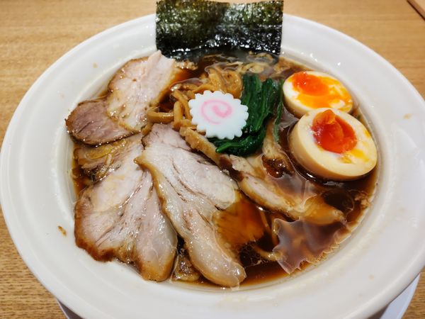 「醤油ラーメン、半チャーシュー、味玉」@長岡食堂 東京ラーメン横丁店の写真