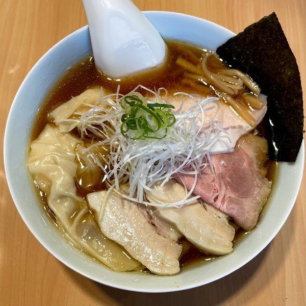 「【限定】超極太もちもち手揉み麺の特製海老わんたん麺 醤油」@寿製麺よしかわ 川越店の写真