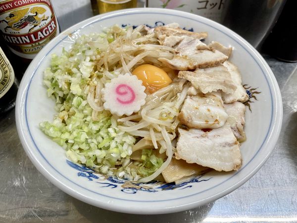 「サッポロ赤星＋キリンラガー＋竹の子皿→チャシュー油そば葱生卵」@中華そば みたかの写真