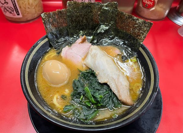 「ラーメン +トントロ +味玉 カタメウスメオオメ」@家系ラーメン 王道家の写真
