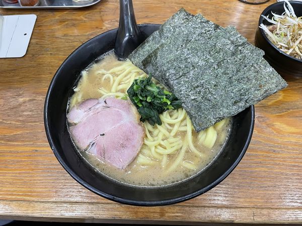 「ラーメン大盛(太麺)750円」@らーめん せい家 高島平店の写真