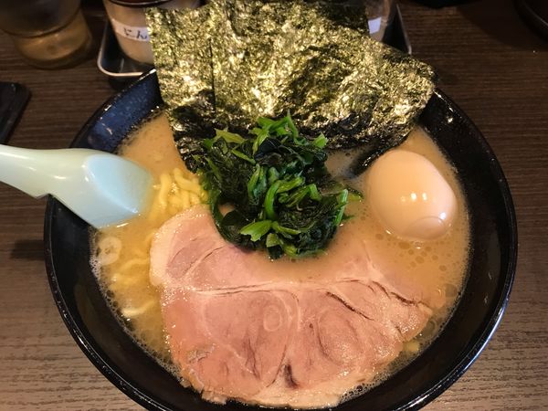 「味玉塩豚骨ﾗｰﾒﾝ中盛ﾊﾞﾘｶﾀ880円」@らーめん家 せんだい 町田店の写真