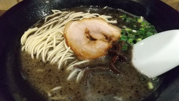「ラーメン黒(750円)」@TONKOTSU MANIの写真