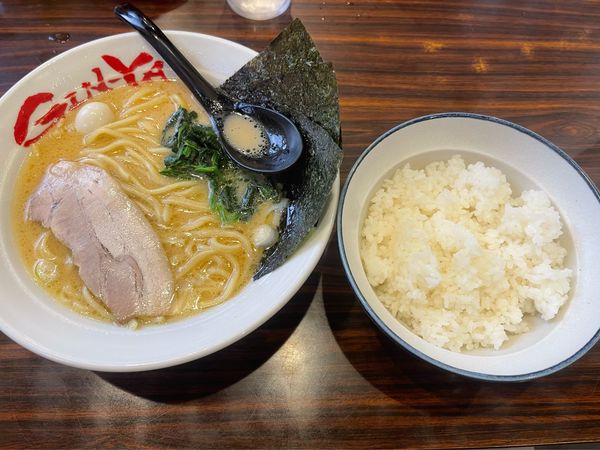 「醤油ラーメン＋大盛りライス」@横浜家系ラーメン 吟家 旭店の写真